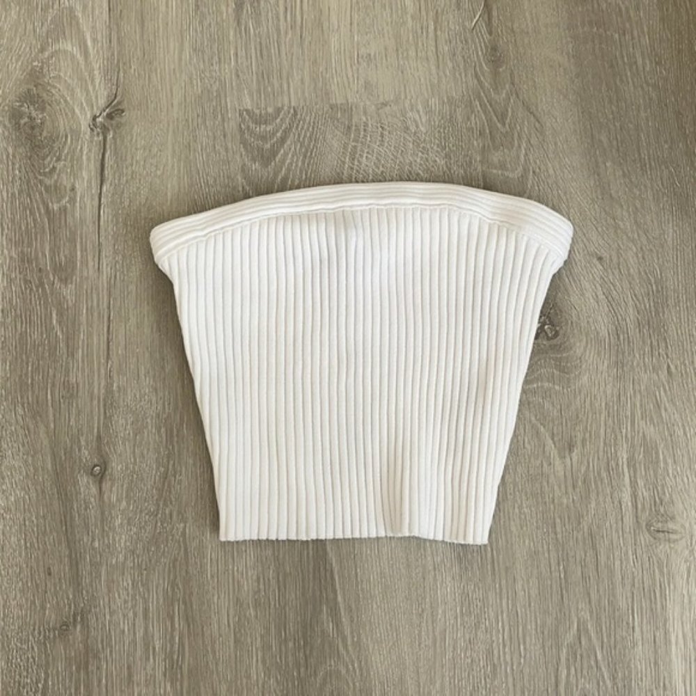 White crop top, tube top